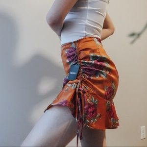 This really cute NWT Forever 21 Ruched Skirt!!
